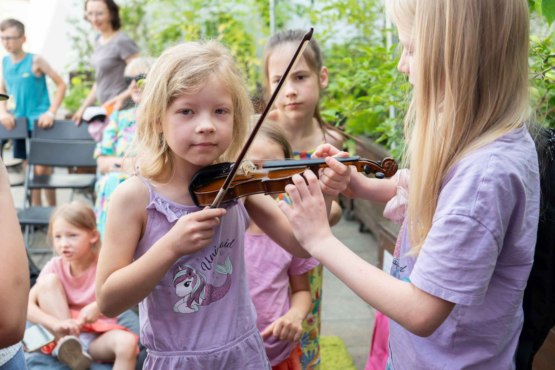 Dziewczynka uczy się grać na skrzypcach.