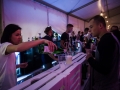 Na zdjęciu widać gości festiwalu podczas zamawiania drinków oraz jedzenia. Na pierwszym planie widzimy panią rozlewającą Cydr Lubelski do szklanek.
