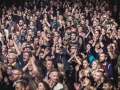 [Zdjęcie przedstawia rozentuzjazmowaną publiczność podczas koncertu. Widać, że wszyscy dobrze się bawią. Oświetla ich jasne światło.]