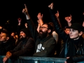 [Zdjęcie z koncertu. Rozśpiewany tłum ludzi na publiczności. Część z nich podnosi ręce do góry.]