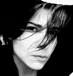 Czarno-biały portret Natalie Bardzie.
