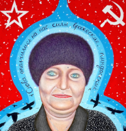 Ukraińska sztuka współczesna. Starsza kobieta w czapce. Dookoła niej trzy obwódki w kolorze niebieskim. Latają po nich ptaki. Tło czerwone w białe kropki.