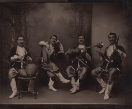 Czarno-biała fotografia sprzed lat. Przedstawia grupę muzykantów z Gruzji w XIX wieku.