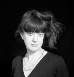 Czarno-biały portret Barbary Morgenstern. Kobieta ma czarną bluzkę, włosy spięte wysoko i grzywkę.