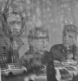 Fotografia czarno-biała. Przedstawia członków zespołu Mouse on Mars na tle ulicy pełnej aut.